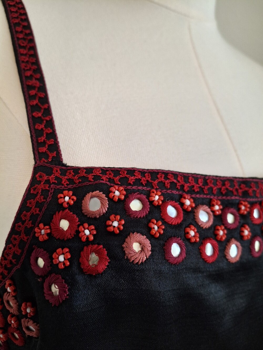 Vintage Sue Wong Black Satiny Sleeveless Dress - Red Mirrored Floral Embroidery - Picture 3 of 10